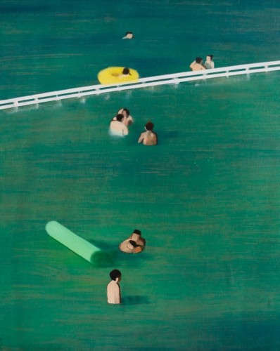 泳池－黄泳圈和绿浮漂